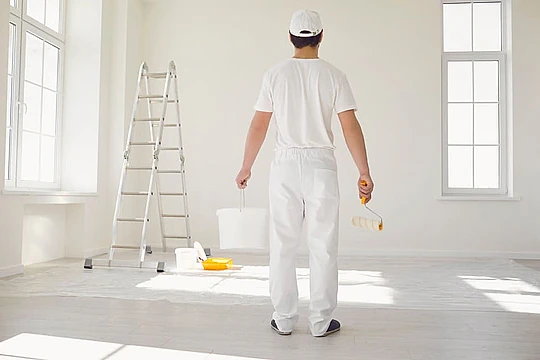 pintor en habitación recién pintada